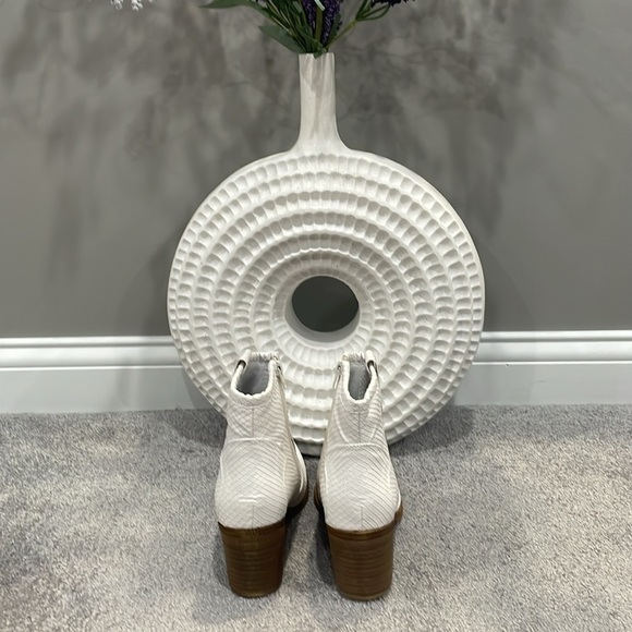 Dirty Laundry Unite white snake skin western booties. Size 7.5. Great condition - Picture 3 of 7